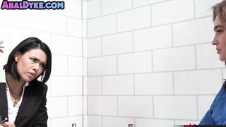 Hairy anal bootylicious dyke fucked by dildoing lez