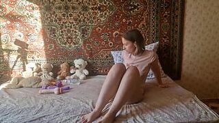 Girl have sex at home fucks hairy pussy with a toy and cums