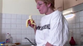 Old bitch fucks her stinky hairy cunt with bottle